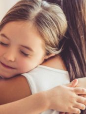 Les câlins entre parents et enfants : devrait-on s&rsquo;en priver ?