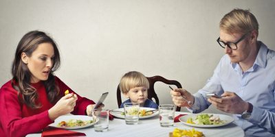 La technologie réunit ou divise la famille